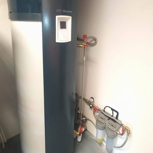 Plombier -installation chauffe eau thermodynamique air extrait ATLANTIC THERMOR avec son mitigeur thermostatique, son groupe de sécurité et son reducteur de pression, son kit de filtration d'eau