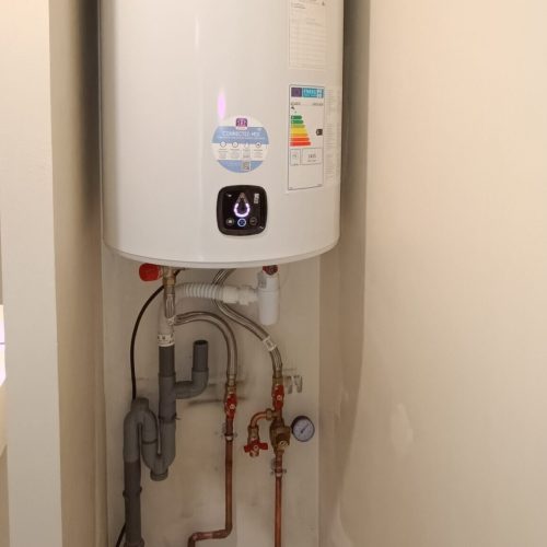 Plombier - installation chauffe eau intelligent et connecté ATLANTIC THERMOR avec son mitigeur thermostatique, son groupe de sécurité et son reducteur de pression