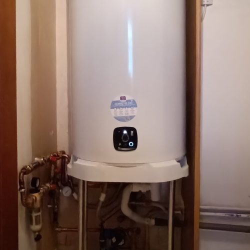 Plombier - installation chauffe eau thermodynamique air extrait ATLANTIC THERMOR avec son mitigeur thermostatique, son groupe de sécurité et son reducteur de pression, son kit de filtration d'eau