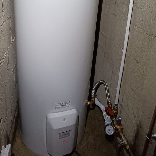 Plombier 78-91-92-94 - installation chauffe eau intelligent et connecté ACI HYBRIDE ATLANTIC THERMOR avec son mitigeur thermostatique, son groupe de sécurité et son reducteur de pression