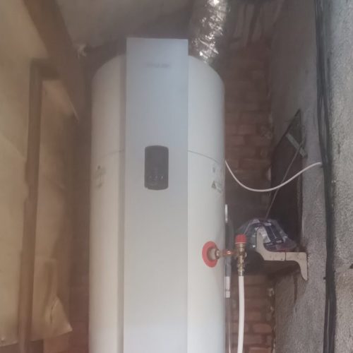 Plombier - installation chauffe eau thermodynamique air extrait ATLANTIC THERMOR avec son mitigeur thermostatique, son groupe de sécurité et son reducteur de pression